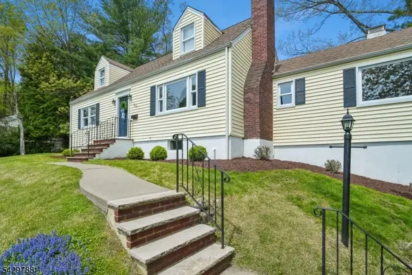 27 Dogwood Rd, Morris Plains Boro, NJ 07950