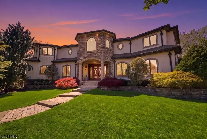305 Blauvelt Ct, Paramus, NJ 07652 - #1