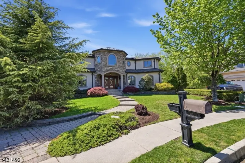 305 Blauvelt Ct, Paramus, NJ 07652 - #2