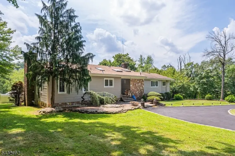 220 Horseshoe Rd, Berkeley Heights, NJ 07922 - #1