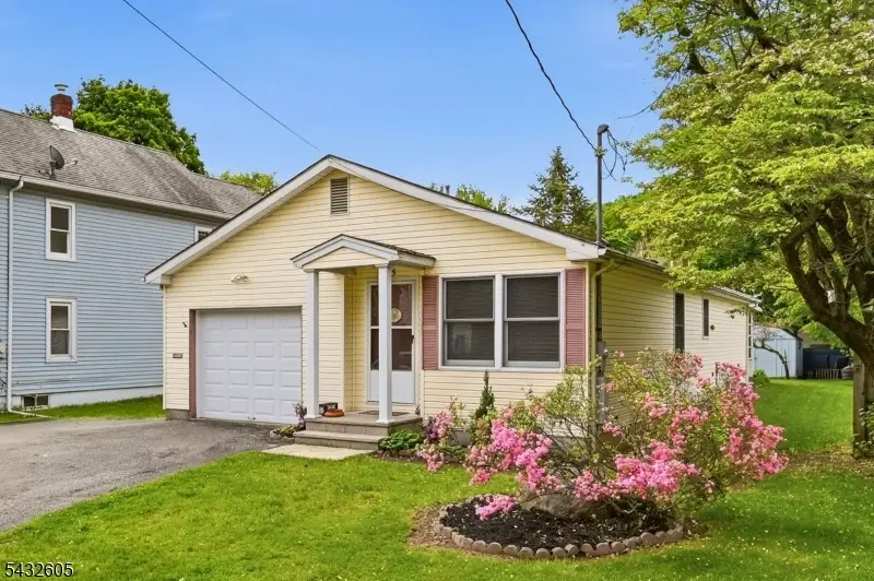 15 Orchard St, Bloomingdale, NJ 07403 - #1