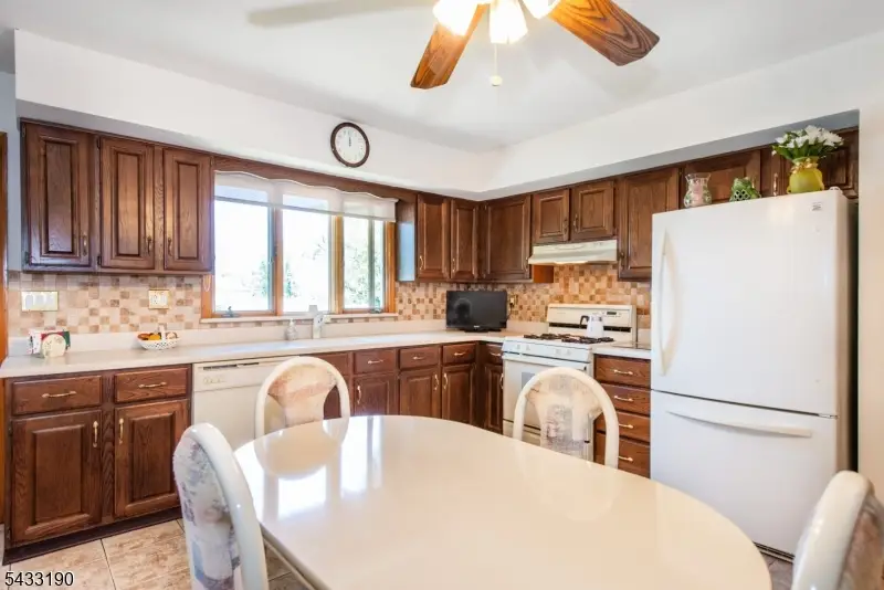 8 Carlos Dr, Fairfield, NJ 07004 - #3