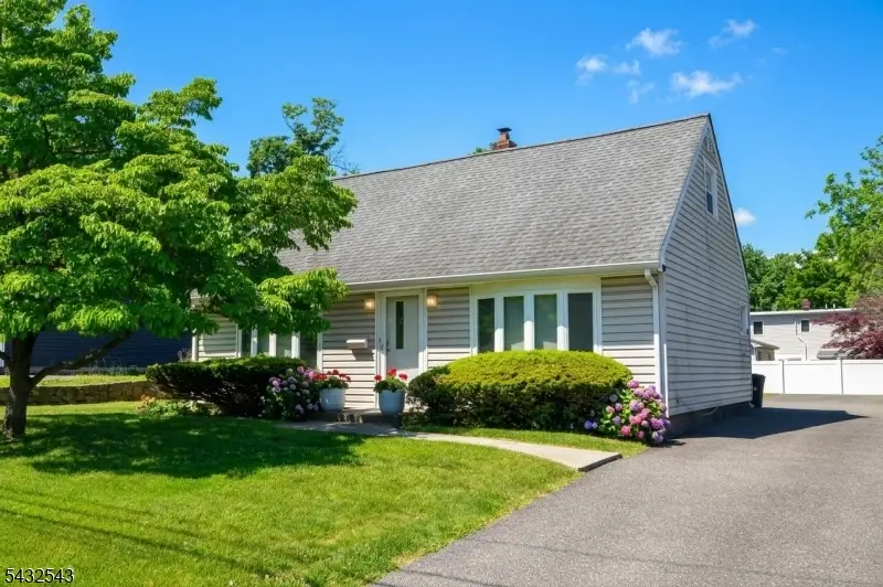 9 Pine St, Midland Park, NJ 07432 - #1