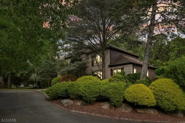 12 Sandalwood Dr, Livingston Twp., NJ 07039
