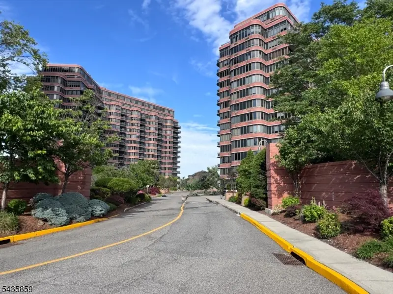 100 Carlyle Drive. N05j #5 JN, Cliffside Park, NJ 07010 - #2