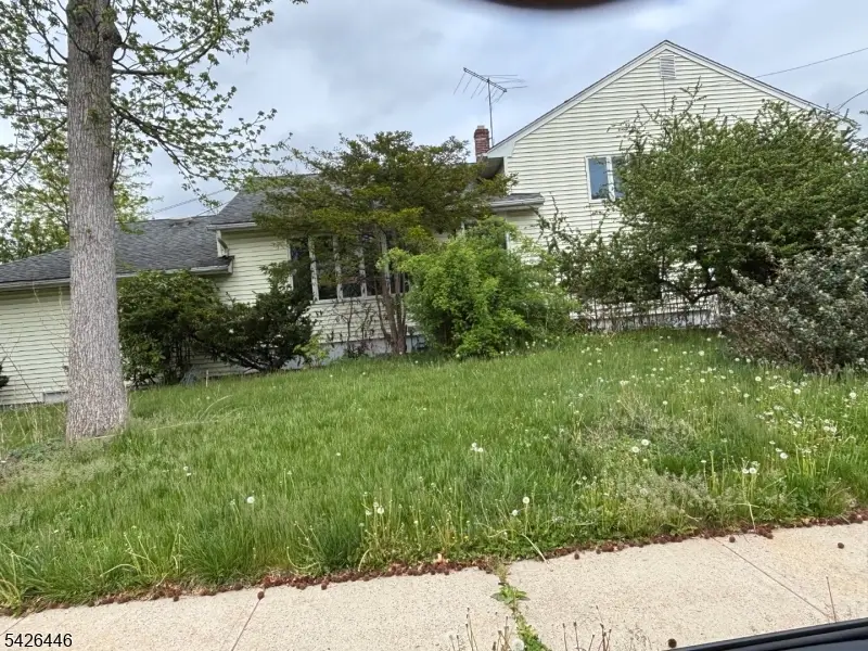 6 Grand St, Clark, NJ 07066 - #1