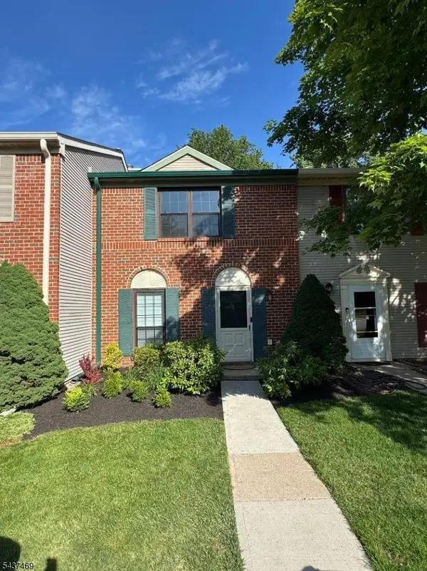 8 Tracy Ct, Franklin Twp., NJ 08823