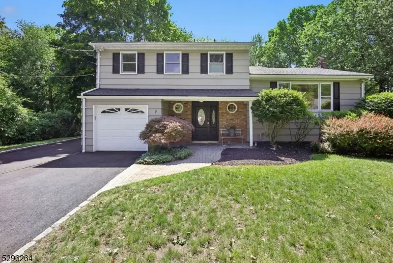 7 Mansfield Ct, Livingston, NJ 07039 - #1