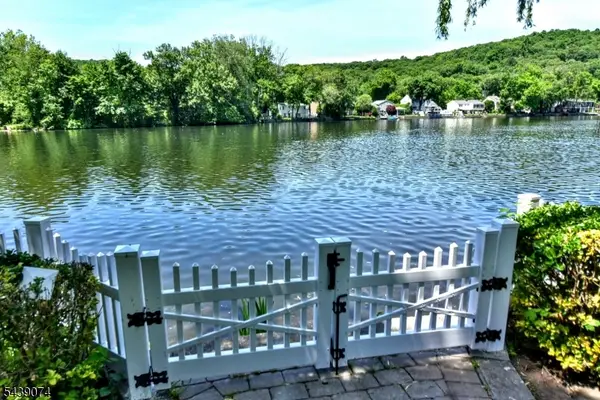 45 Lakeshore Dr, Oakland Boro, NJ 07436