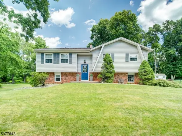 17 Sunset Dr, Mount Olive Twp., NJ 07828