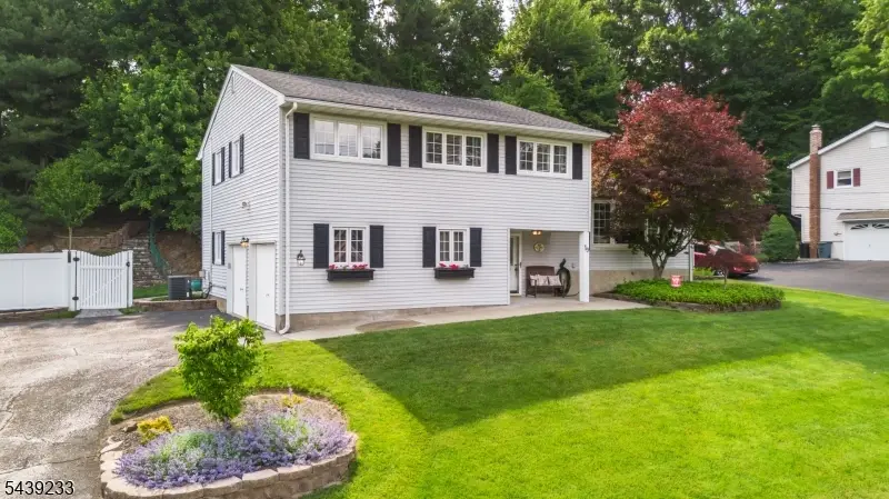 19 Falcon Pl, Wayne, NJ 07470 - #3