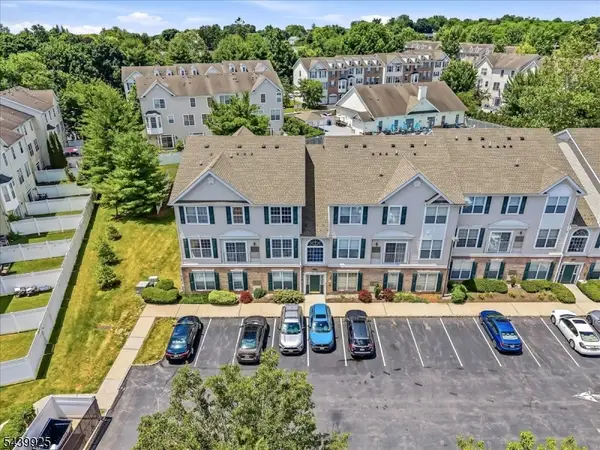 56 Limerick Ln, Lopatcong Twp., NJ 08865