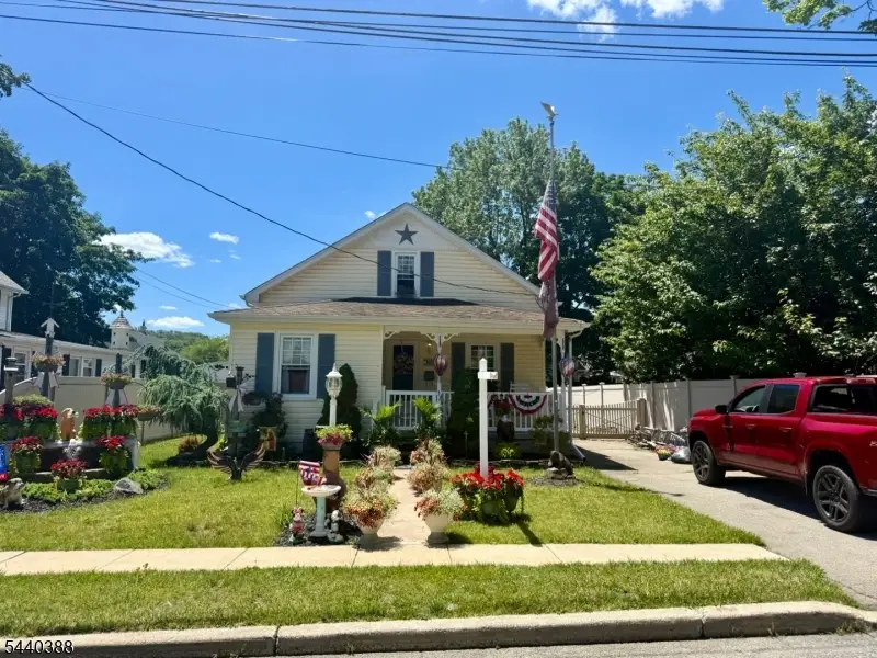 33 Poplar St, Bloomingdale, NJ 07403 - #1