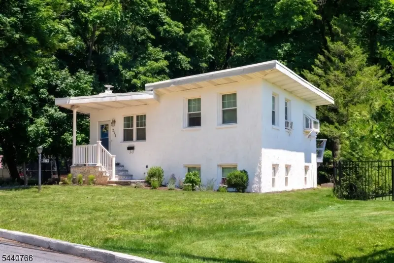 221 Lakeview Dr, Ridgewood, NJ 07450 - #2