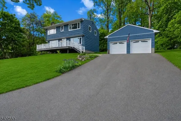 8 Cove Rd, Hopatcong Boro, NJ 07843