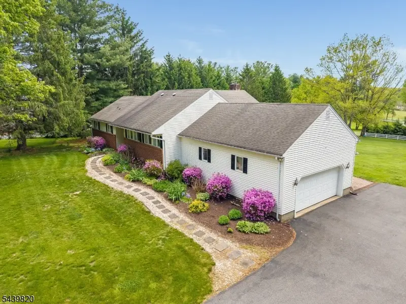 7 Sunshine Dr, Pittstown, NJ 08867 - #2