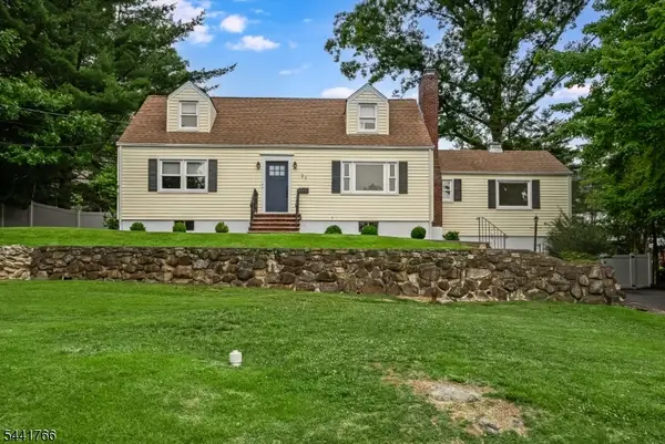 27 Dogwood Rd, Morris Plains Boro, NJ 07950