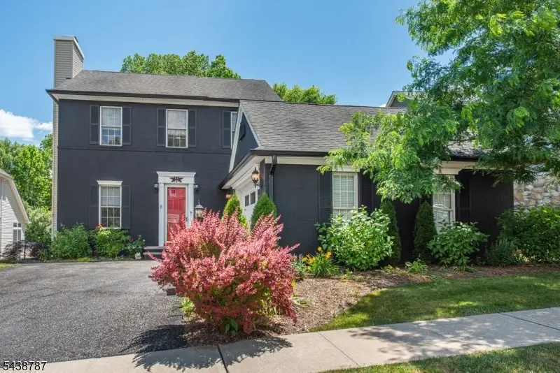 8 Bluffs Ct, Hamburg, NJ 07419 - #1
