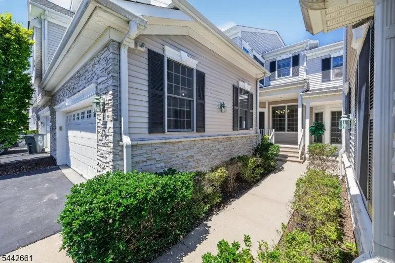 6 Schweinberg Dr, Roseland, NJ 07068 - #1
