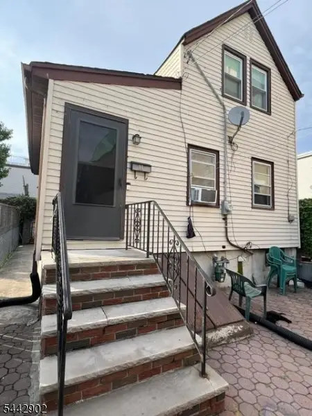 11 John St, Elizabeth City, NJ 07202