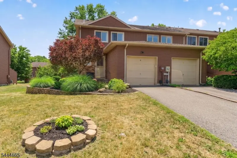 8 Saxonney Cir, Raritan, NJ 08822 - #1
