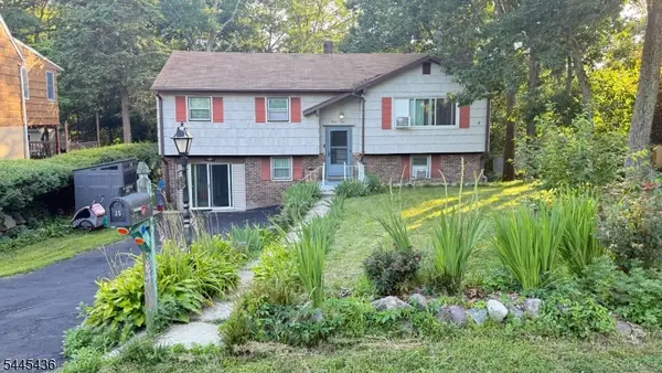 35 Lakeview Rd, Ringwood Boro, NJ 07456