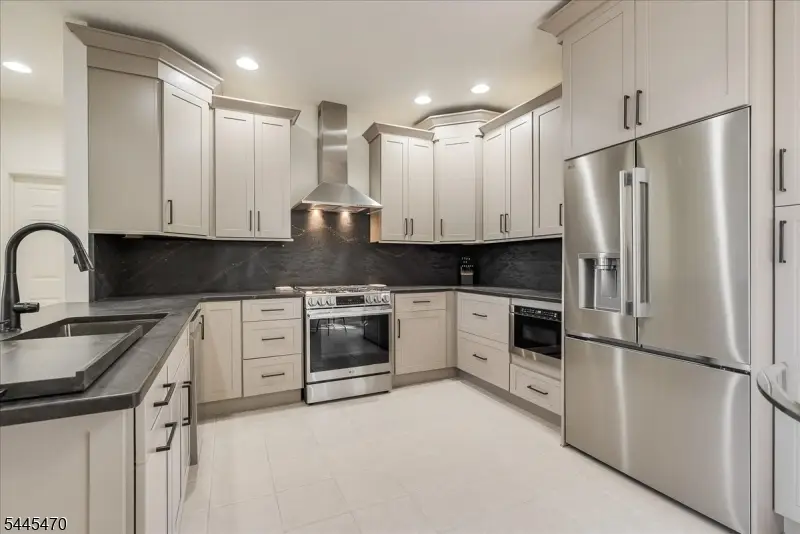 9 Rockhall Ct, Hardyston, NJ 07419 - #3