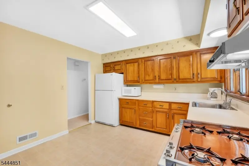 28 Southard Pl, Basking Ridge, NJ 07920 - #3
