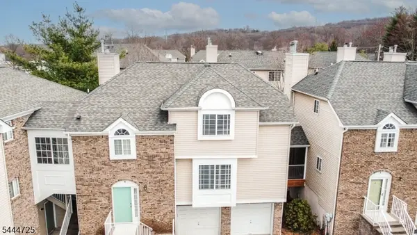 6 Whispering Way W, Berkeley Heights Twp., NJ 07922