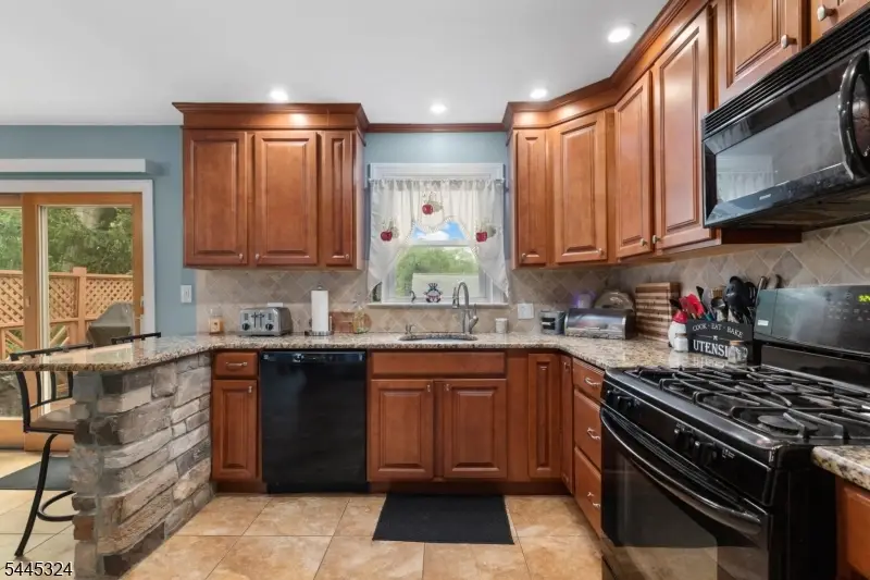 138 William St, Singac, NJ 07424 - #1