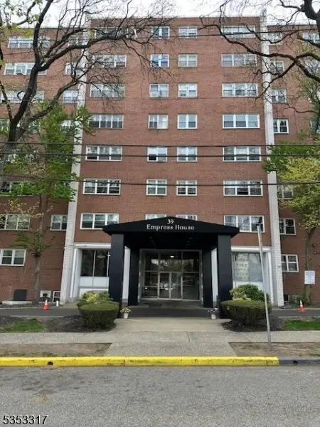 39 E 39th St #8G, Paterson City, NJ 07514
