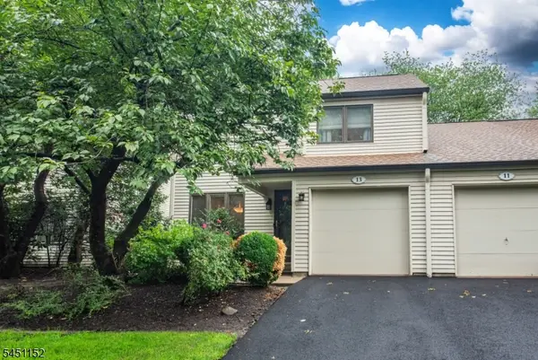 13 Stonegate Dr, Roseland Boro, NJ 07068