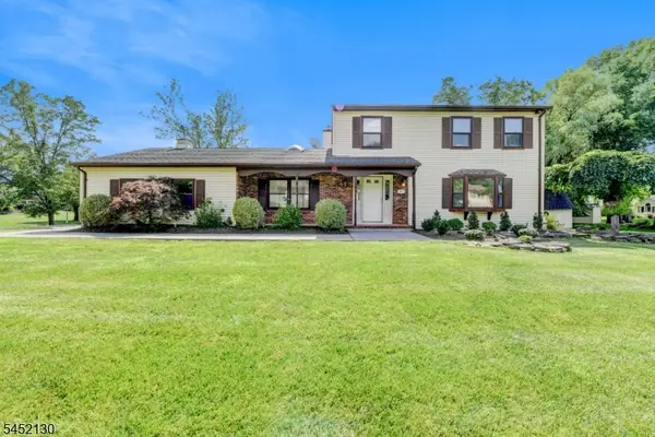 11 Fox Run Dr, East Hanover Twp., NJ 07936