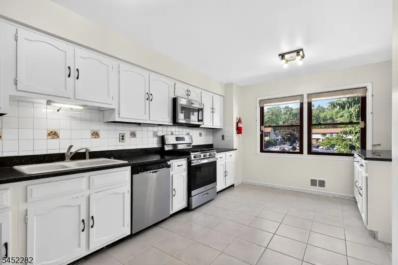 71 Highview Dr, Woodbridge, NJ 07095 - #3
