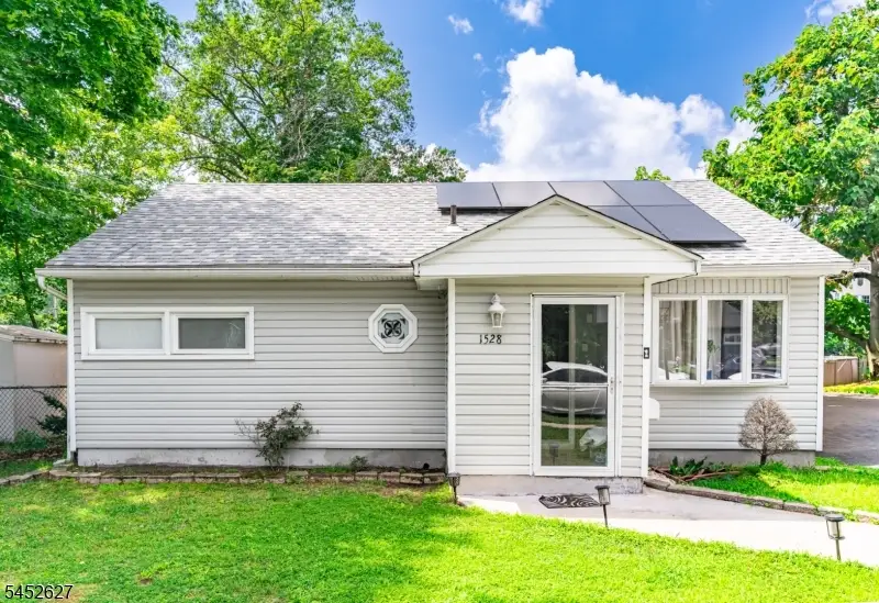 1528 Washington Ave, Pompton Lakes, NJ 07442 - #2