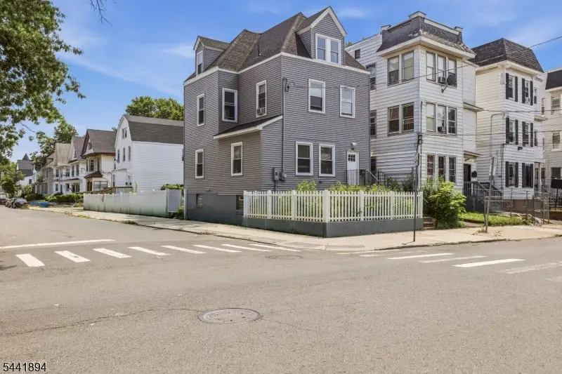 44 Fabyan Pl, Newark, NJ 07108 - #1