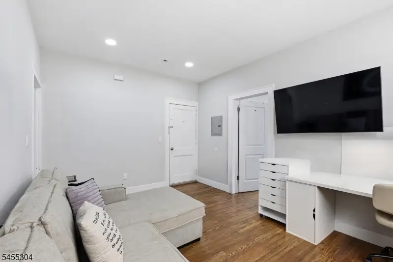 27 Lindsley Pl, East Orange, NJ 07018 - #3