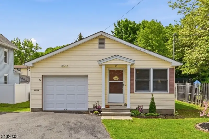 15 Orchard St, Bloomingdale, NJ 07403 - #3