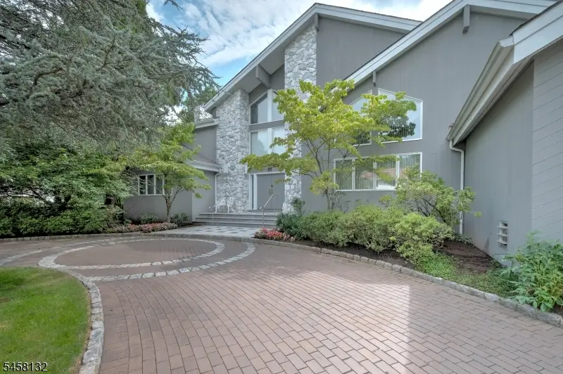 52 Edgemont Rd, Pleasantdale, NJ 07052 - #2
