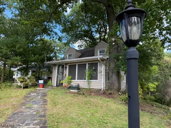 11 Skytop Rd, Hopatcong Boro, NJ 07821