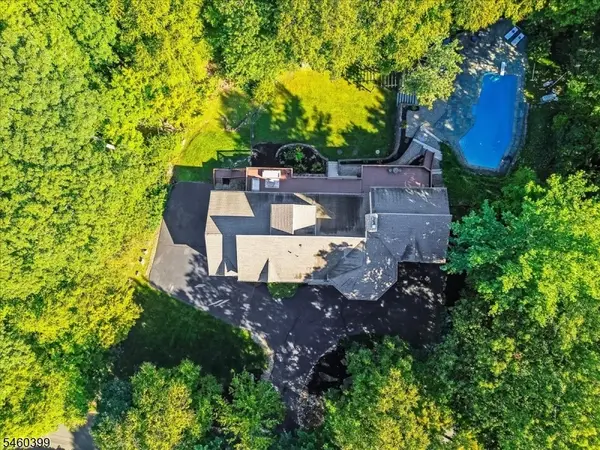 2 Round Hill Ter, Kinnelon Boro, NJ 07405