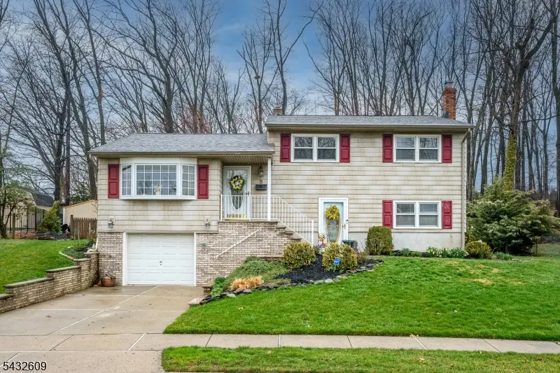 8 Adelphi Ct, Edison, NJ 08837 - #1
