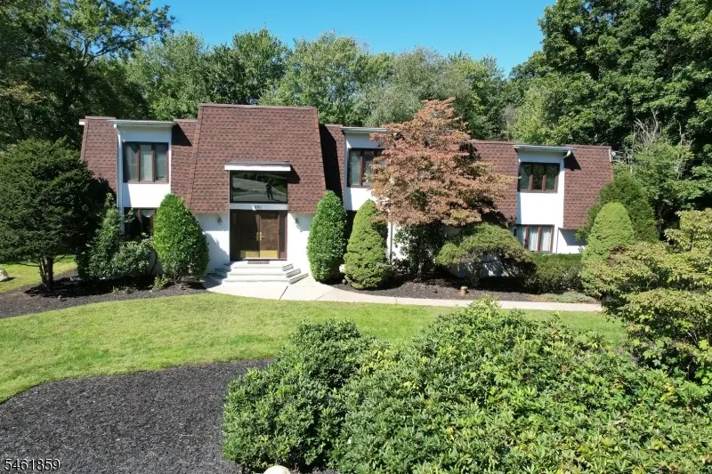 690 Orchard Ln, Franklin Lakes, NJ 07417 - #1