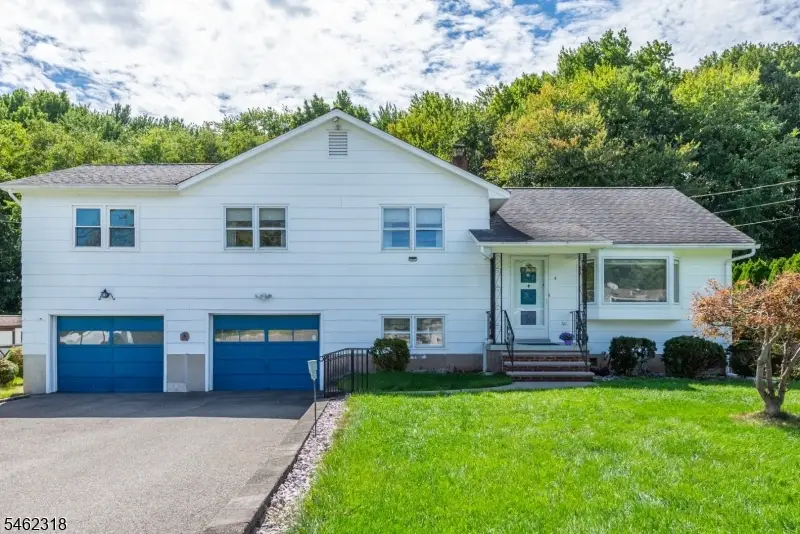 4 Sycamore Pl, Fairfield, NJ 07004 - #1