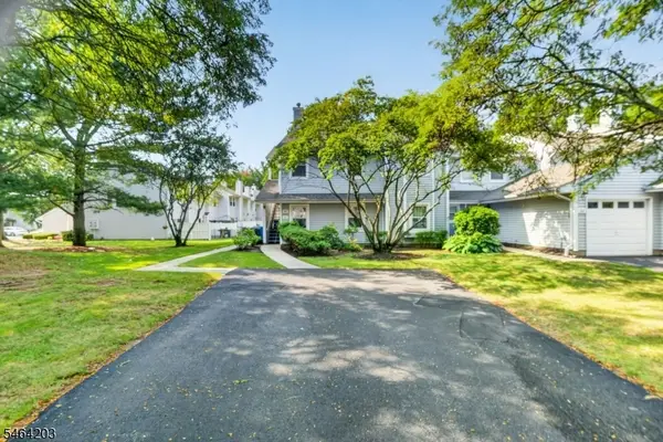 51 Woodmere Dr, Sayreville Boro, NJ 08859