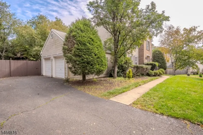 6 Fountain Dr, Franklin, NJ 08873 - #3