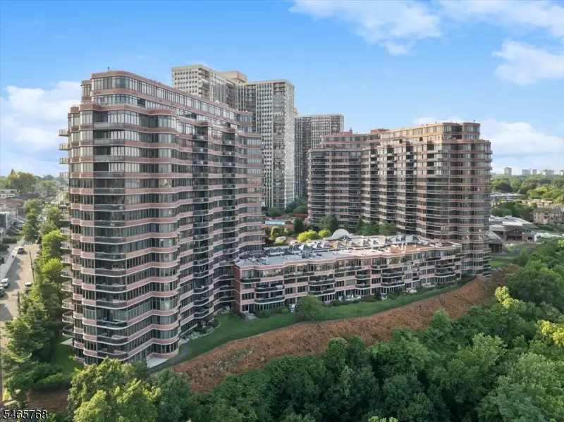 100 Carlyle Dr #VG6, Cliffside Park, NJ 07072 - #1