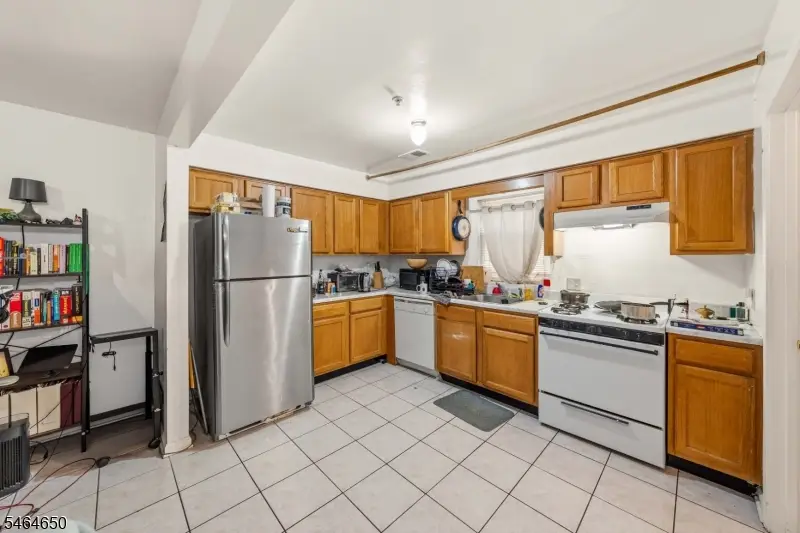 39 Wainwright St, Newark, NJ 07112 - #3