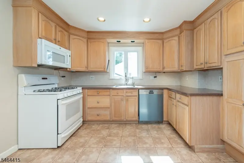 10 Fernwood Dr, Fair Lawn, NJ 07410 - #3