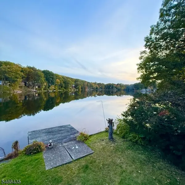 54 Horseshoe Dr, Jefferson Twp., NJ 07438